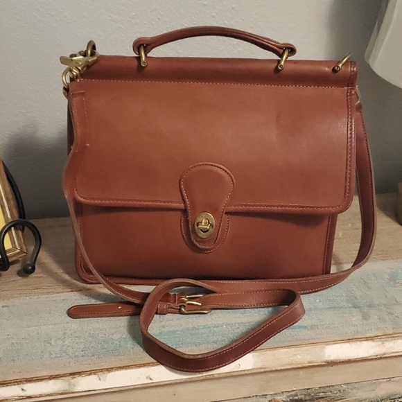 Coach Handbags - Coach vintage Willis bag in tan/camel heavy leather has crossbody strap